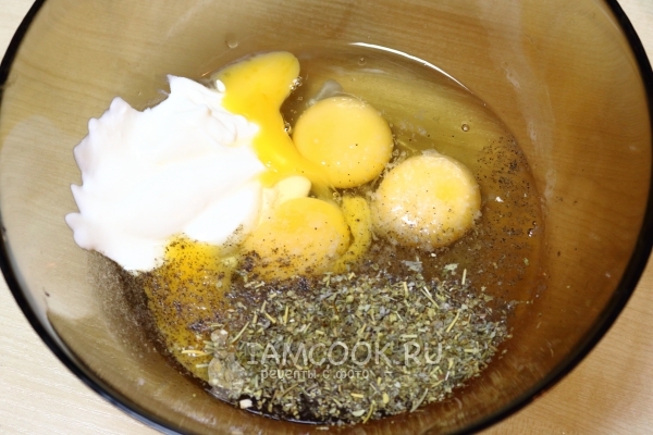 Sujunk kiaušinius, grietinę ir prieskonius