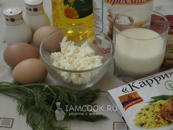 Ingredientes para omelete com queijo cottage em uma frigideira