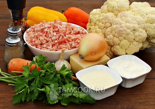 Bahan-bahan untuk kaserol sayur dengan daging cincang dalam oven