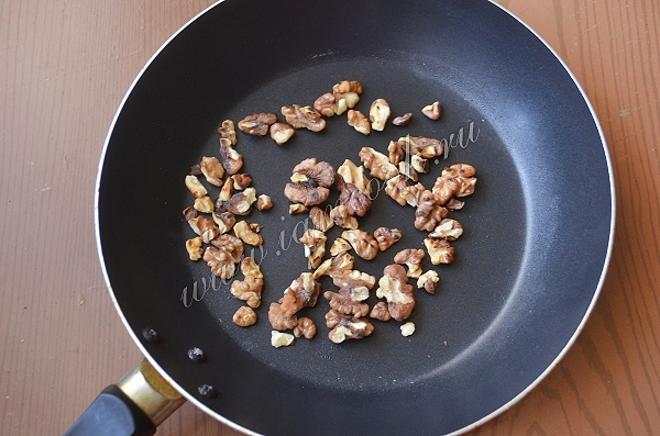Kacang walnut dalam kuali