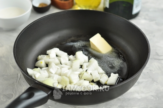 Nałóż masło i cebulę