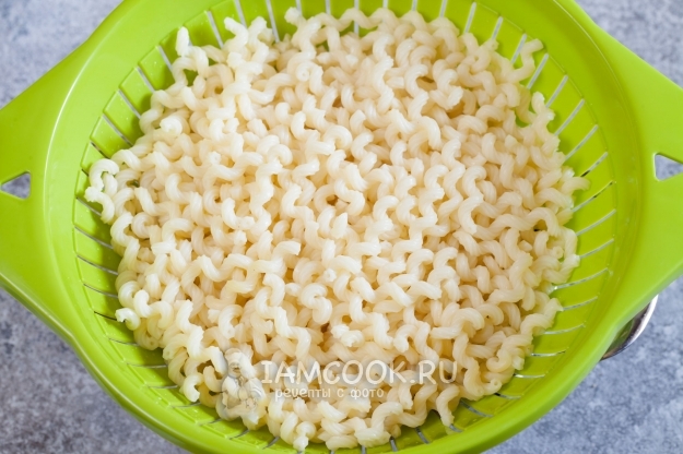Gooi de pasta in een vergiet