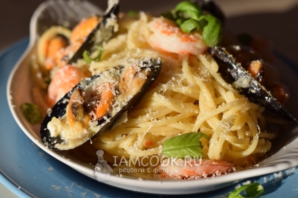 Kremalı soslu deniz ürünleri ile fotoğraf makarna