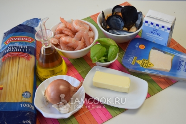 Kremalı soslu deniz ürünleri ile makarna için malzemeler