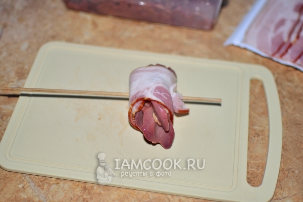 Vrezati jetra v slanini s skewerjem