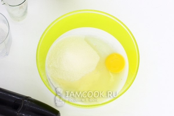 Gabungkan gula dan telur