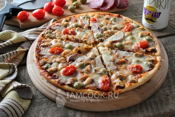 Foto van pizza met mosselen