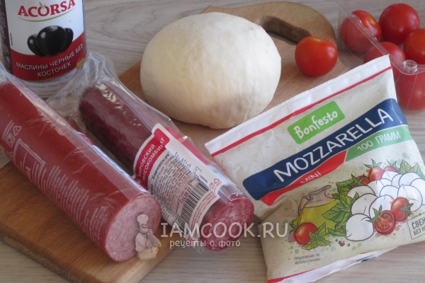 Bahan-bahan untuk pizza dengan mozzarella dan sosej