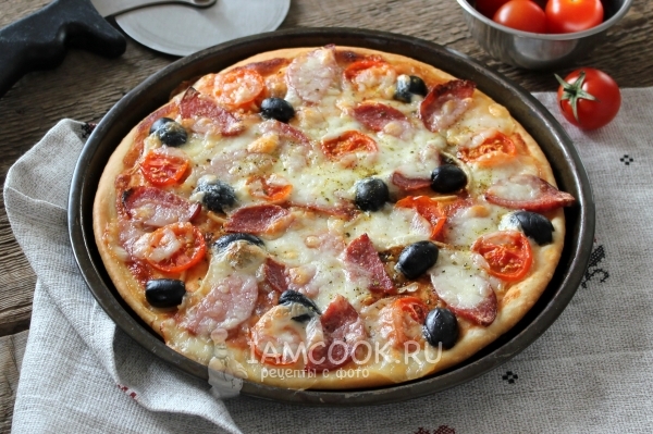 Oppskrift på pizza med mozzarella og pølse