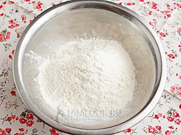 Misture a farinha com semolina