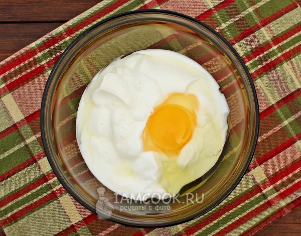 Campurkan telur dengan krim masam