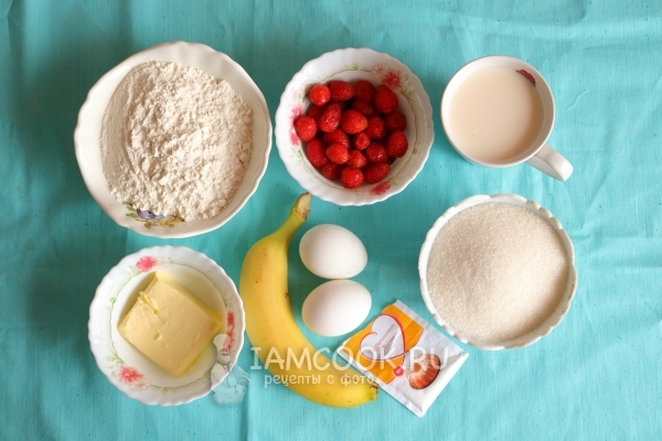 Bahan-bahan untuk pai dengan strawberi dan pisang