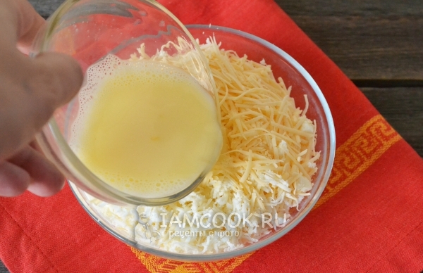 Giet het eimengsel in de kaas