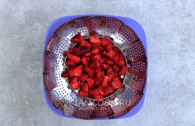 Potong strawberi