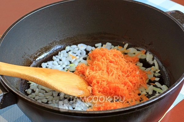 Połóż cebulę marchewki