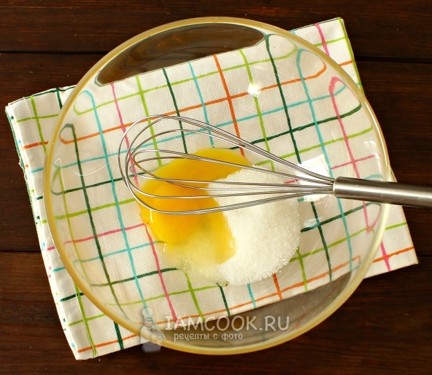 Gabungkan telur dengan gula