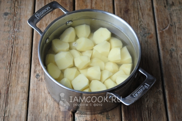 Zet de aardappelen in het water