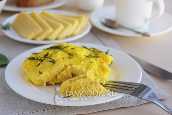 Telur ayam yang siap dengan keju dalam kuali