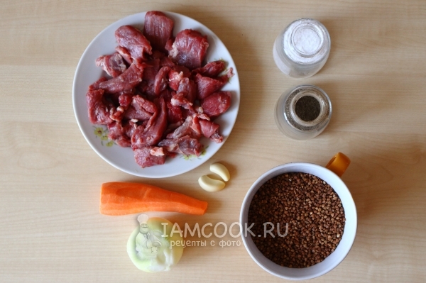 Ingredienser for pilaf fra bokhvete med kjøtt