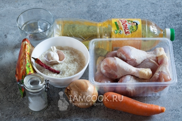 Ingrediënten voor pilaf van kip in een koekenpan