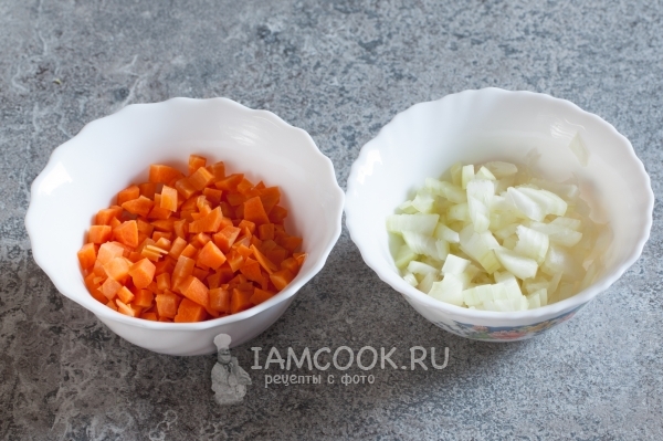 Snijd de uien en wortels
