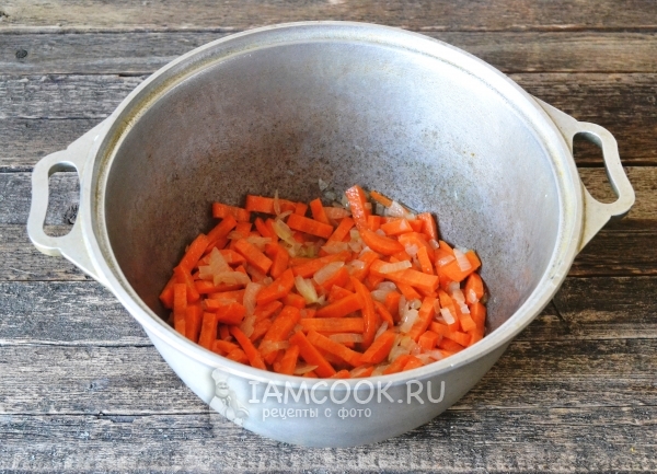 Se prăjește ceapa cu morcovi