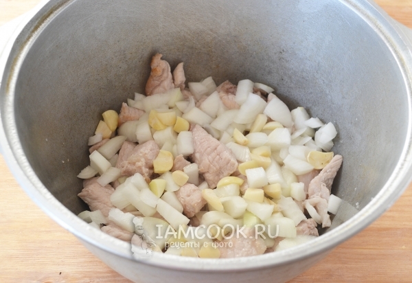 Umieść cebulę i czosnek