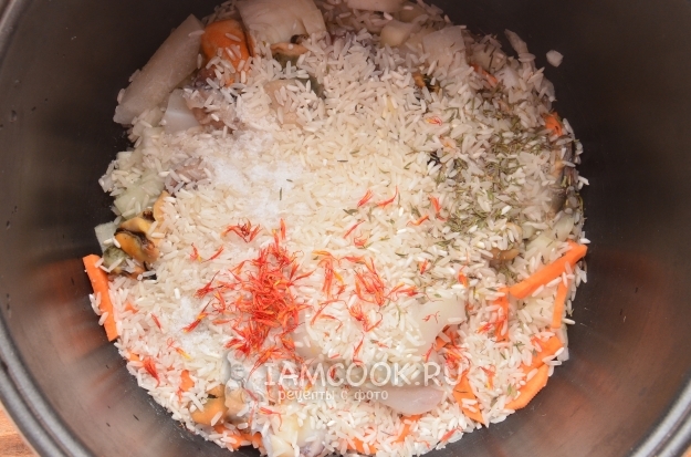 Wlać ryż i szafran