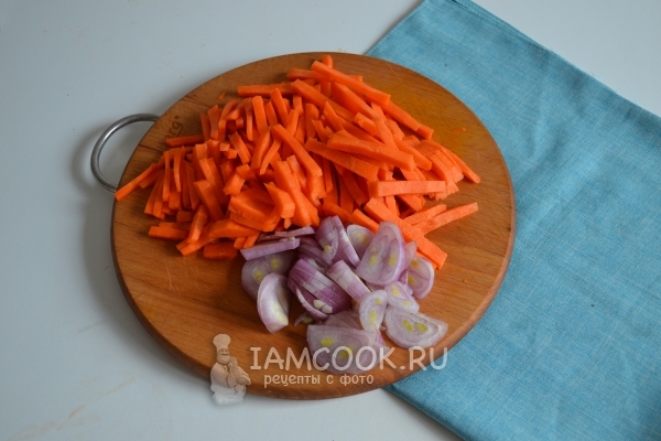 Snijd de uien en wortels
