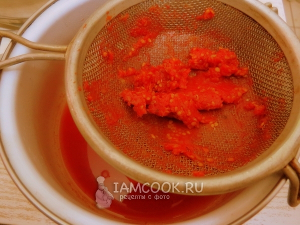 Veeg de tomatenmassa af via een zeef