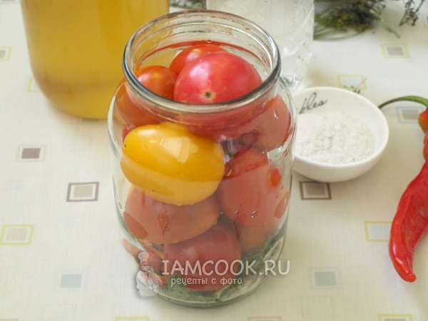 Įdėkite pomidorus į stiklainį
