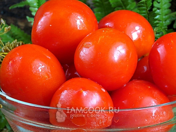 Klar-laget syltet tomater i bokser som cask