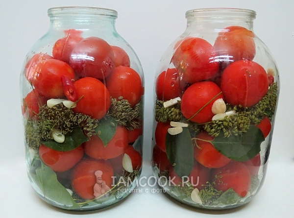 Fyll bokser med tomater, urter og hvitløk