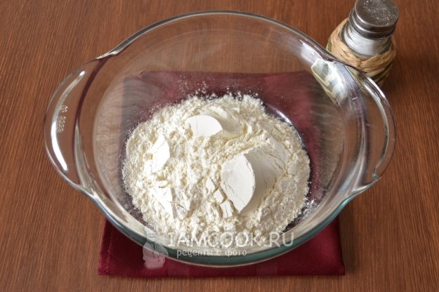 Į dubenį įpilkite miltų ir druskos
