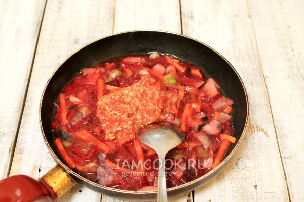 Umieść pastę pomidorową