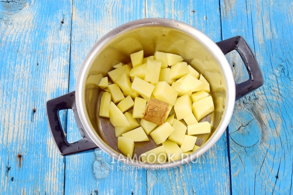 Doe de aardappel en de bouillonblokje in een pot