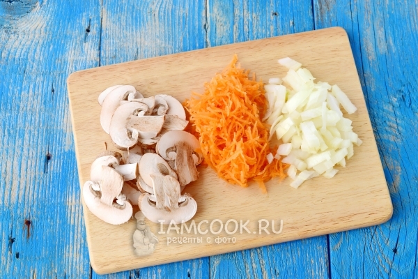 Snijd de uien, champignons en wortels