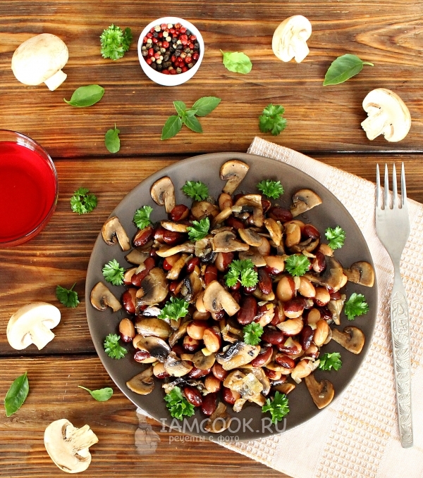 버섯과 콩과 마른 샐러드의 사진
