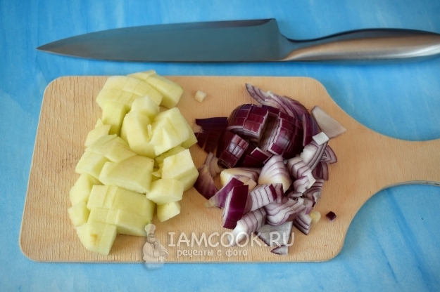 Snij de uien en aardappelen