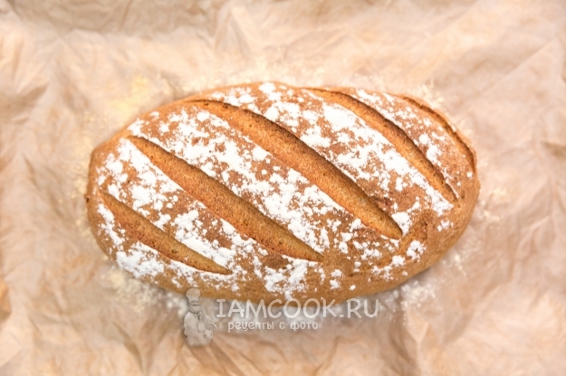 오븐에서 밀 호 밀 빵의 사진