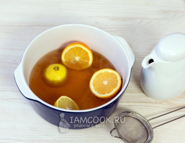 Umieść pomarańczę i cytrynę w herbacie