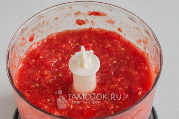 Tuangkan tomato dalam pengisar