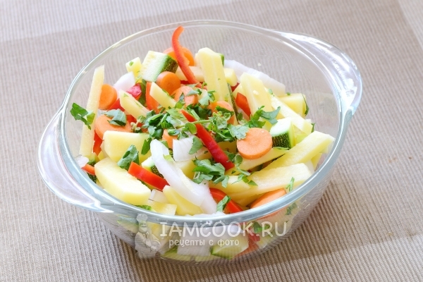 Campurkan sayur-sayuran dengan pasli dalam mangkuk