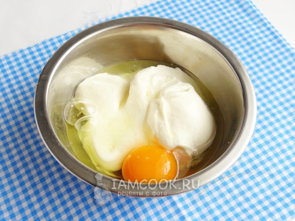 Campurkan krim masam dan telur