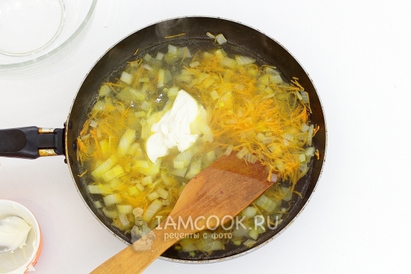 Masukkan bawang dan lobak krim masam dan sup