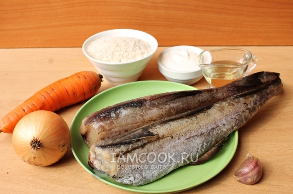 Bahan-bahan untuk beras dengan ikan dalam periuk
