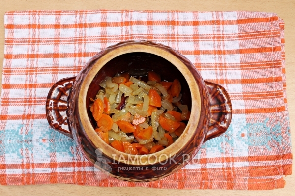 Masukkan bawang dan wortel dalam periuk