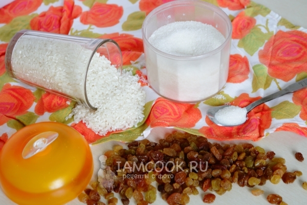 Ingrediënten voor rijstepap in water met rozijnen