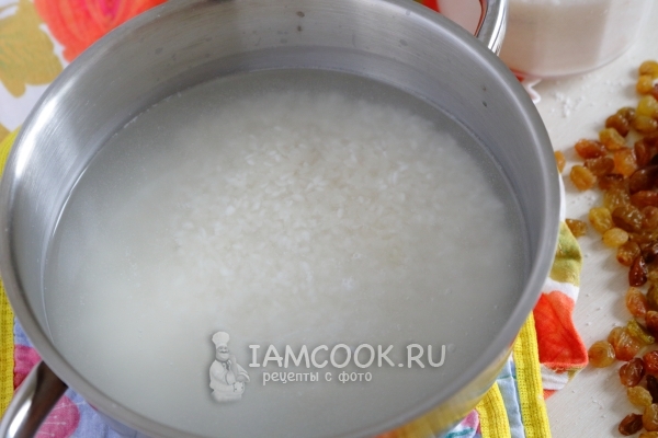 Doe de rijst in een pan met water