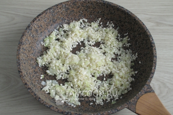 Smażyć ryż z cebulą